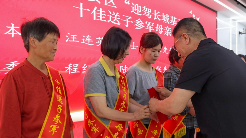 1779447762479637.jpg 程培华给获焦剡颁奖1_看图王.JPG